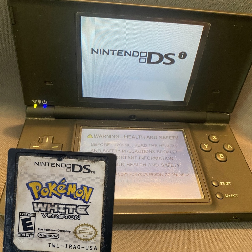 Nintendo DS Black Pokémon edition Console with Pokémon White Version